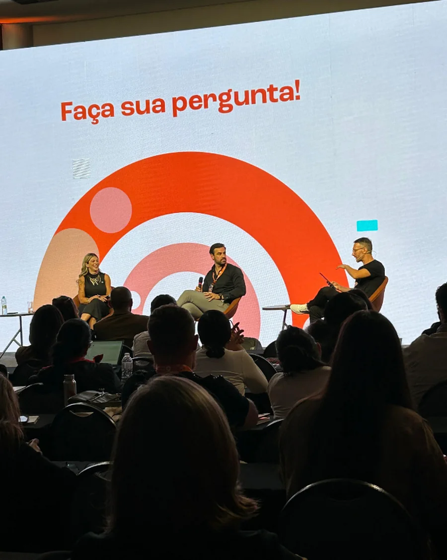 Plateia lotada em evento para dentistas
